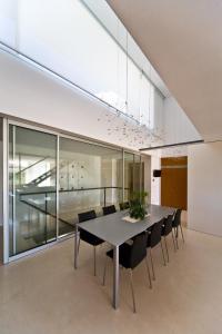 une salle à manger avec une table et des chaises dans l'établissement Portassa, à Sa Pobla