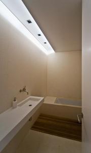 une salle de bains avec lavabo et baignoire dans l'établissement Portassa, à Sa Pobla 20 autres photos