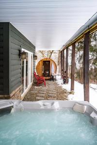 Bazén v ubytování Gorgeous 5 Bdr with Hot Tub - Walk to Holi-Mont! nebo v jeho okolí