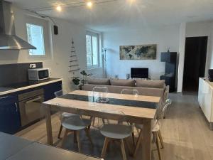 a kitchen and living room with a table and chairs at Appartement charmant à Luzenac - 60m² - Confort moderne in Luzenac +25 photos
