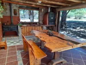 een grote houten tafel en stoelen in een keuken bij Suspiro de Montaña in Casa Grande +7 foto's