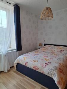 une chambre avec un lit et une fenêtre dans l'établissement Les Renards du Val, à Val-et-Châtillon
