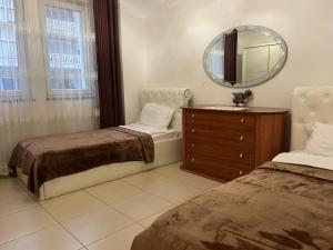 1 Schlafzimmer mit 2 Betten, einem Spiegel und einer Kommode in der Unterkunft Blue Wave Apartment Velipoja in Velipojë + 11 Fotos