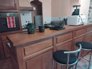 Kuchyň nebo kuchyňský kout v ubytování Gîte familial le Puy des Druides