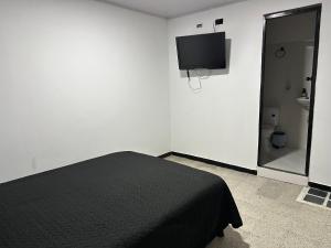 Μια τηλεόραση ή/και κέντρο ψυχαγωγίας στο Apartamentos FM 211