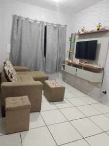 Desfrute de Belém em um apto incrível في بيليم: غرفة معيشة مع أريكة وتلفزيون بشاشة مسطحة