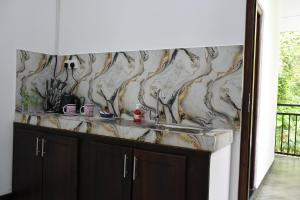 ネゴンボにあるJonathan`s wayの洗面台付きのバスルーム、壁