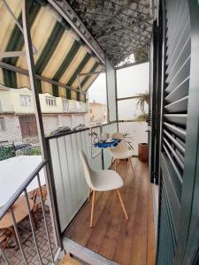 une pièce avec une table et des chaises sur un balcon dans l'établissement Casa Grace Relax nel cuore del Monferrato, à Casale Monferrato 12 autres photos