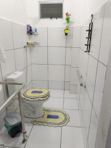 Desfrute de Belém em um apto incrível في بيليم: حمام ابيض مع مرحاض ودش