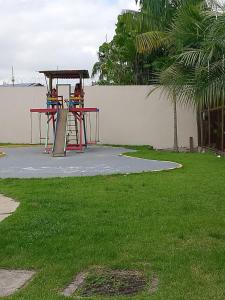 Desfrute de Belém em um apto incrível في بيليم: ملعب مع زحليقة في ساحة +6 صور