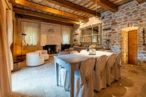 a dining room with a table and chairs in a room at Medieval Tower In Sibillini Mountains Park in Vetice