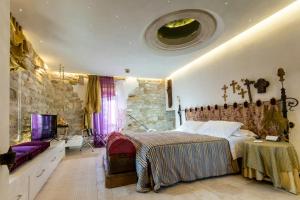 Postel nebo postele na pokoji v ubytování Medieval Tower In Sibillini Mountains Park