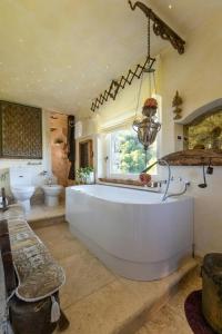 Koupelna v ubytování Medieval Tower In Sibillini Mountains Park + 32 fotografií