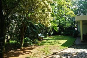 Un banco del parque situado en medio de un patio. en Villa Heritance, en Badulla 4 fotos más