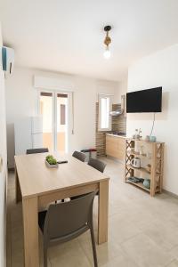 una cucina e una sala da pranzo con tavolo e sedie di Appartamenti Mirante a Campomarino