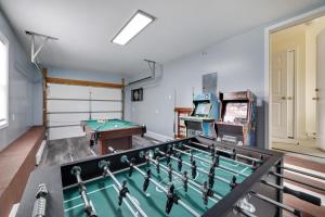 Η αίθουσα παιχνιδιών του Spacious 5BR Home In Heart Of Poconos By Camelback Skiing Swimming Lake +30 φωτογραφίες