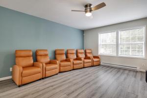 Χώρος καθιστικού στο Spacious 5BR Home In Heart Of Poconos By Camelback Skiing Swimming Lake