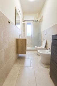 un bagno con un lavandino e una doccia di Appartamenti Mirante a Campomarino