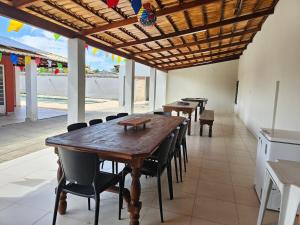 une salle à manger avec des tables et des chaises sous un toit dans l'établissement Chácara Urbana, à Juazeiro
