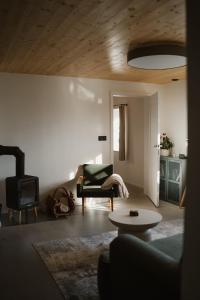 耶什赫维采Apartmány Vysoká v srdci Českého Švýcarska的客厅配有沙发、椅子和桌子 更多15张照片