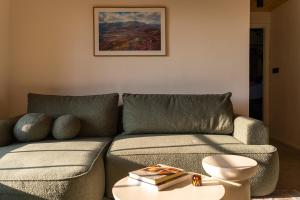 耶什赫维采Apartmány Vysoká v srdci Českého Švýcarska的客厅里有一张沙发和一张桌子。