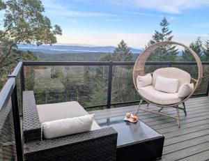 甘奇斯阿尔芒高地酒店的美景甲板上的藤椅