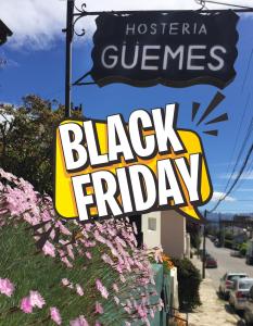 une pancarte « Black Friday » devant un magasin dans l'établissement Hostería Güemes, à San Carlos de Bariloche
