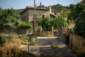 an old house with a fence in front of it at Casa Laiglesia in Uncastillo