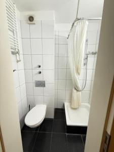 科隆Kölner Hotel的带马桶和淋浴的白色浴室