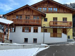 Una casa grande con un balcón en la parte superior. en Suite Illuminata con piccolo centro wellness, en Commezzadura