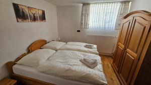 拜尔里舍艾森施泰恩Arber Haus Paula的卧室里有一张铺着白色床单的大床