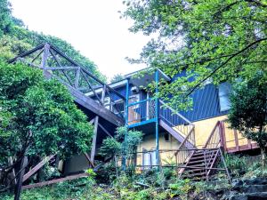 une maison avec un escalier qui y mène dans l'établissement VIILA　KAI, à Okawa