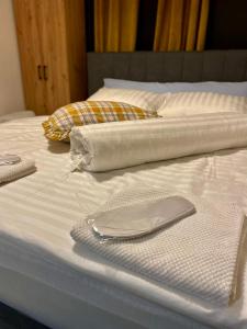 Ένα ή περισσότερα κρεβάτια σε δωμάτιο στο Rooms & Apartment ZALA Skier-Friendly near cable car +72 φωτογραφίες