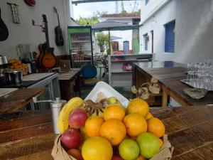 - un bol de fruits sur une table dans la cuisine dans l'établissement Pousada Dádiva Encanto da Orquídea a passos da praia do Pontal c ar e frigobar, à Parati