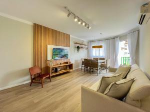 圣劳伦斯海滨Riviera | Excelente Novo com Enxoval Completo的客厅里有一张沙发和一张桌子。