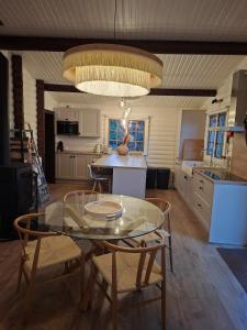 Kuchyň nebo kuchyňský kout v ubytování Violet Cottage et Spa Chalet 4P Nature et Cocooning + 21 fotografií