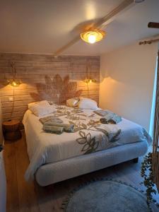 Postel nebo postele na pokoji v ubytování Violet Cottage et Spa Chalet 4P Nature et Cocooning