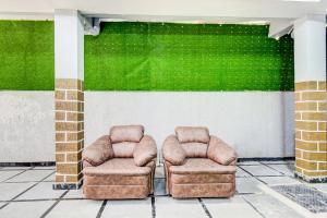 Un lugar para sentarse en Hotel O BSR RoyalStay Super Luxury Hotel Rooms