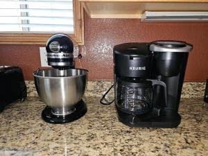 eine Kaffeemaschine, die auf einer Theke neben einem Mixer steht in der Unterkunft Alpenglow One Bedroom One Bath – A09 in Ouray