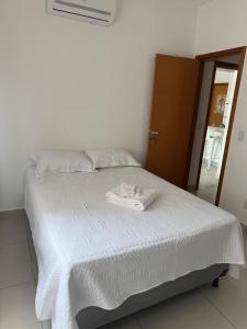 ein weißes Bett mit einem Handtuch darüber in der Unterkunft Apartamento na DOCA in Belém + 3 Fotos