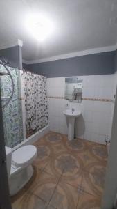 Ένα μπάνιο στο Hospedaje con Pensión Completa