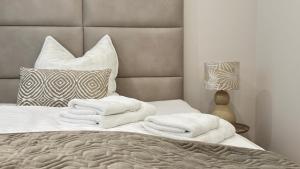 a bedroom with white towels on a bed at Ideale City-Wohnung mit 2 Schlafzimmern & Parking in Dortmund