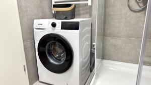 a washing machine with a basket on top of it at Ideale City-Wohnung mit 2 Schlafzimmern & Parking in Dortmund