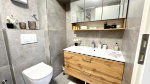 a bathroom with a sink and a toilet at Ideale City-Wohnung mit 2 Schlafzimmern & Parking in Dortmund +8 photos