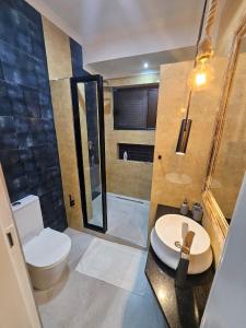 リロングウェにあるRustic Charmのトイレと洗面台のあるバスルーム