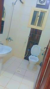 une salle de bains avec toilettes et lavabo dans l'établissement تميز الحمدانية Tamayoz Al-Hamdaneyah, à Djeddah