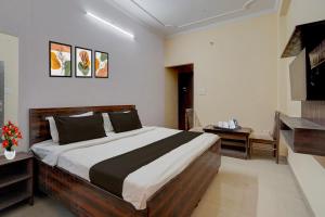 a bedroom with a large bed in a room at Hotel O Jagatpura Central Railway Station Jaipur in Jaipur