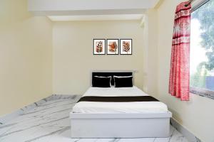 Ένα ή περισσότερα κρεβάτια σε δωμάτιο στο Hotel O Laxmi Hotel And Restaurant +23 φωτογραφίες