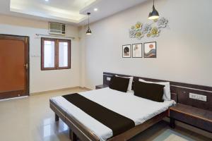 un dormitorio con una cama en una habitación en Hotel O NEW CLARK INN & BANQUET, en Bādshāhnagar