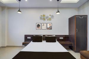 Un dormitorio con una cama grande con dos almohadas. en Hotel O NEW CLARK INN & BANQUET, en Bādshāhnagar 22 fotos más